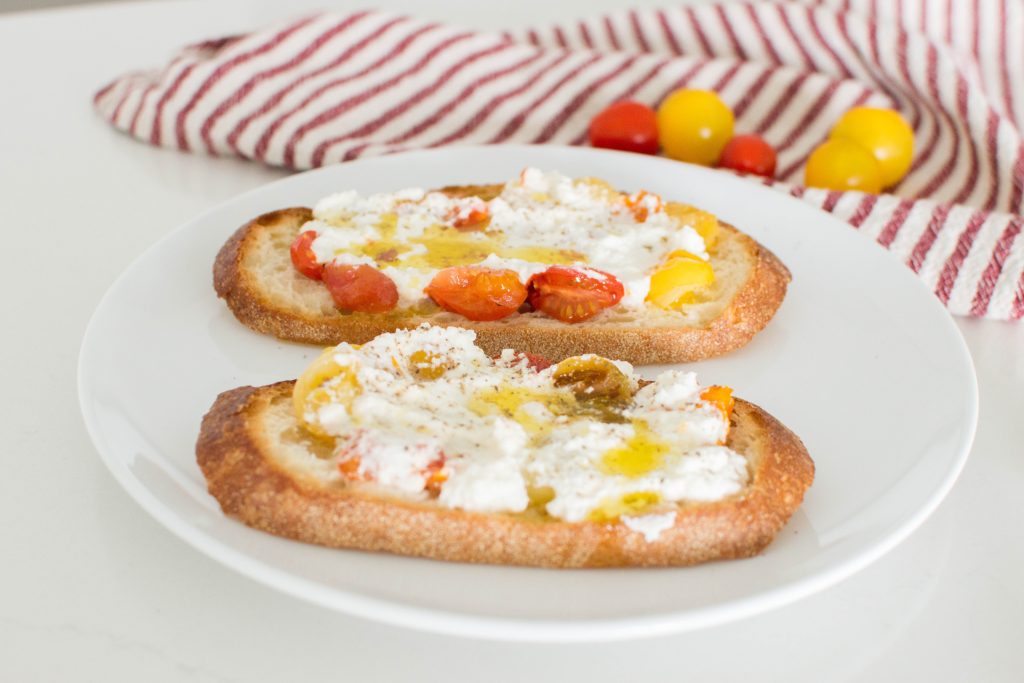 Need a go-to lunch? This Roasted Tomato and Ricotta Toast should definitely become your go-to. It’s especially perfect for those with avocado allergies/intolerances and seek an avocado toast alternative.