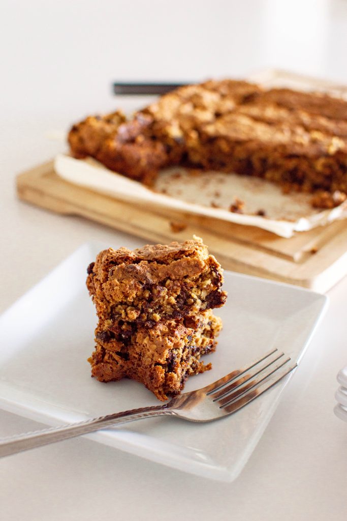 If your sweet tooth is having a little craving, try out these delicious cashew oat bars for a healthier dessert alternative.
